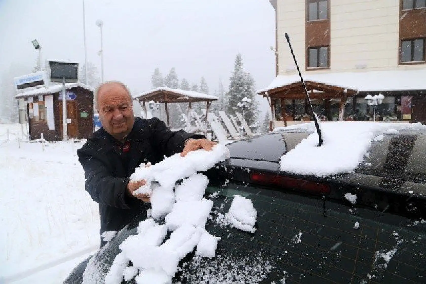 Ilgaz'a mevsimin ilk karı yağdı