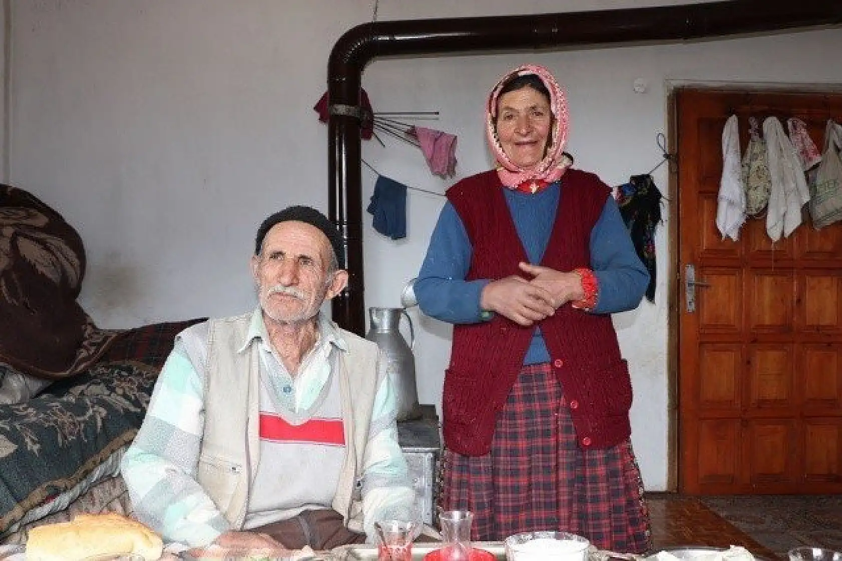 70'lik dede tarlasını kara saban ile sürüyor