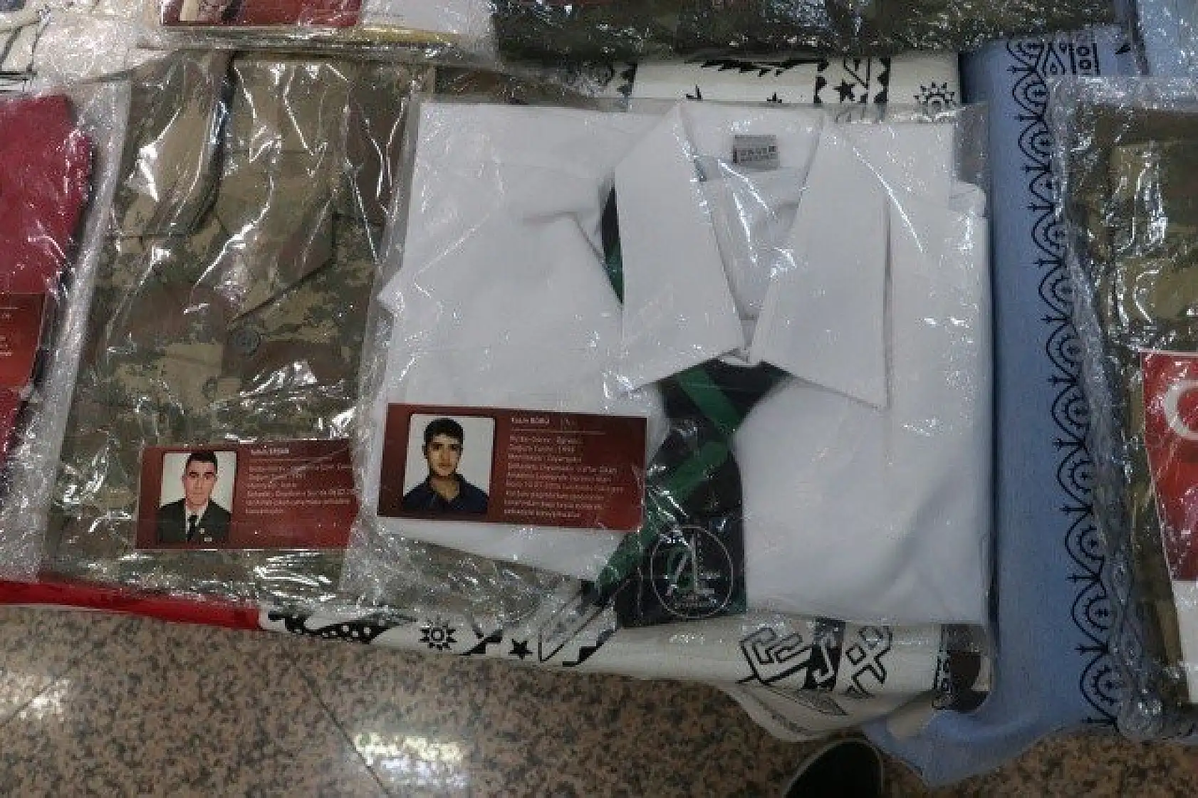 Bedirhan bebeğin zıbını da Yasin Börü'nün okul forması da bu sergide