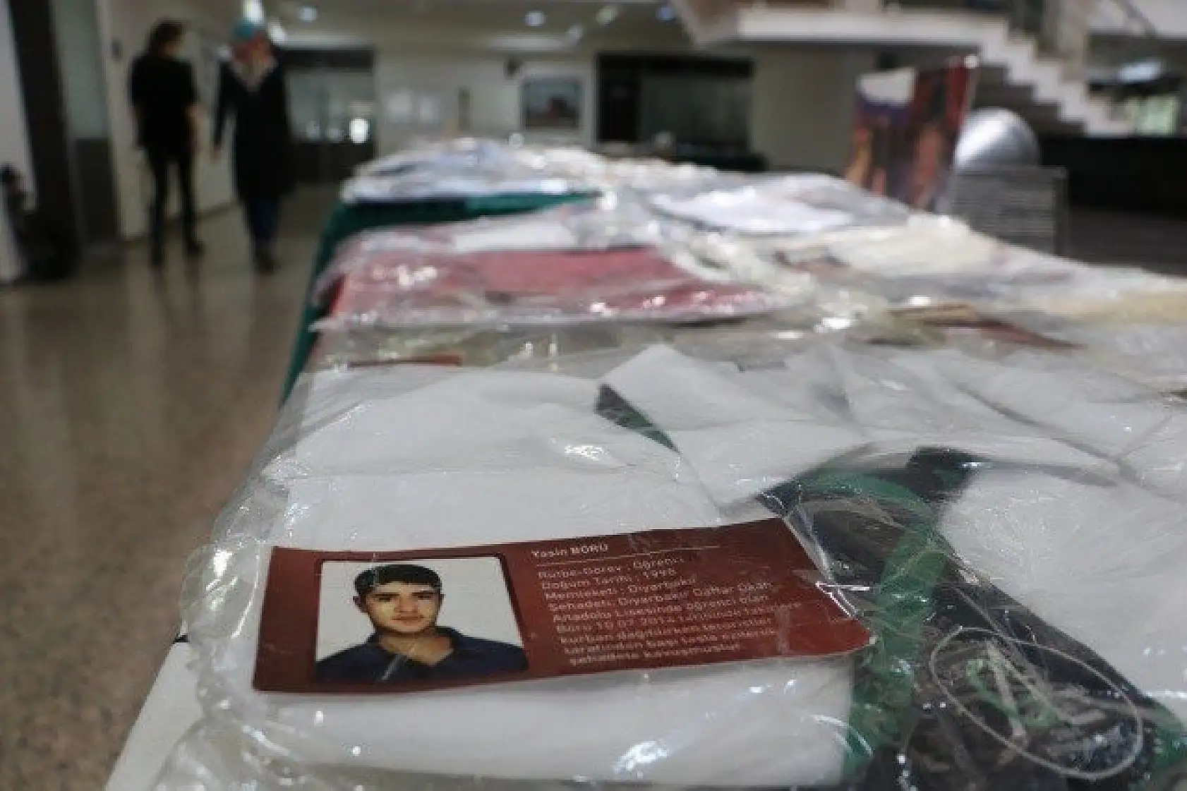 Bedirhan bebeğin zıbını da Yasin Börü'nün okul forması da bu sergide