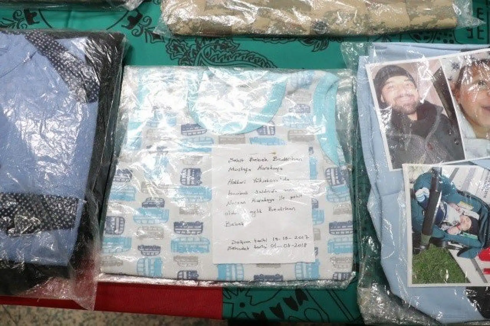 Bedirhan bebeğin zıbını da Yasin Börü'nün okul forması da bu sergide