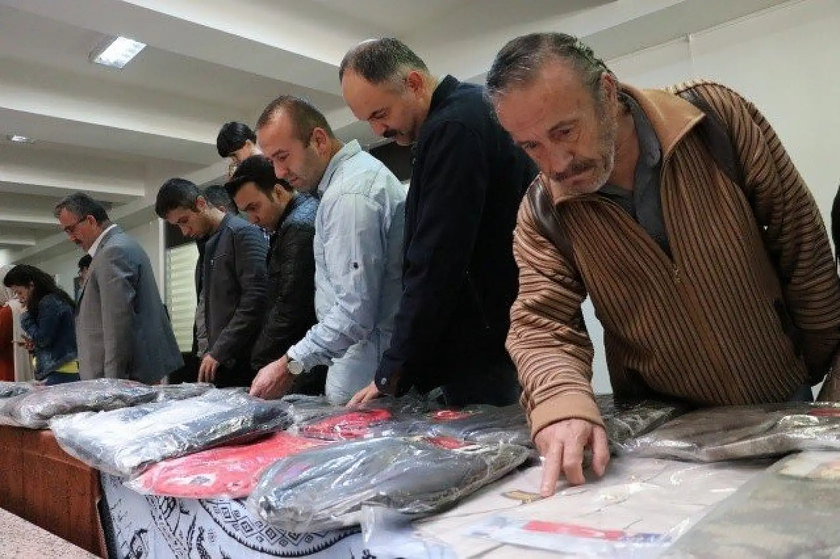 Bedirhan bebeğin zıbını da Yasin Börü'nün okul forması da bu sergide