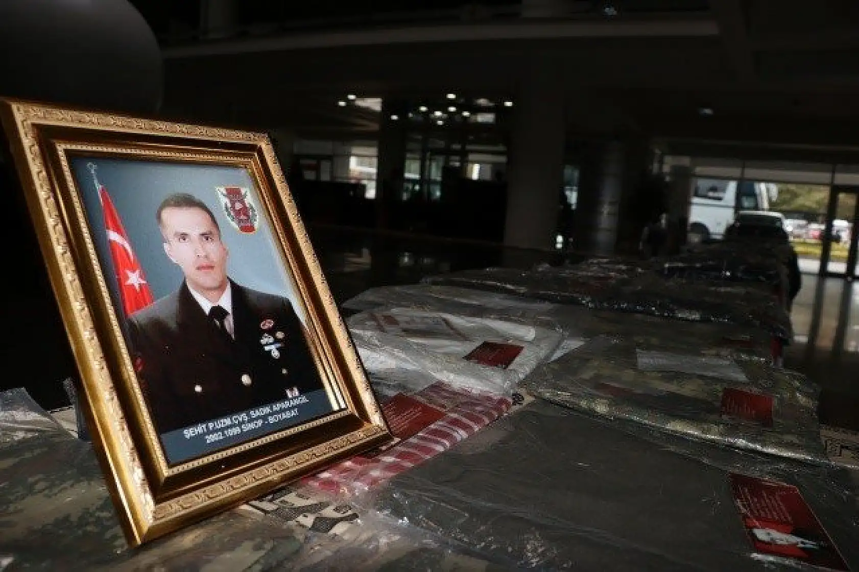 Bedirhan bebeğin zıbını da Yasin Börü'nün okul forması da bu sergide