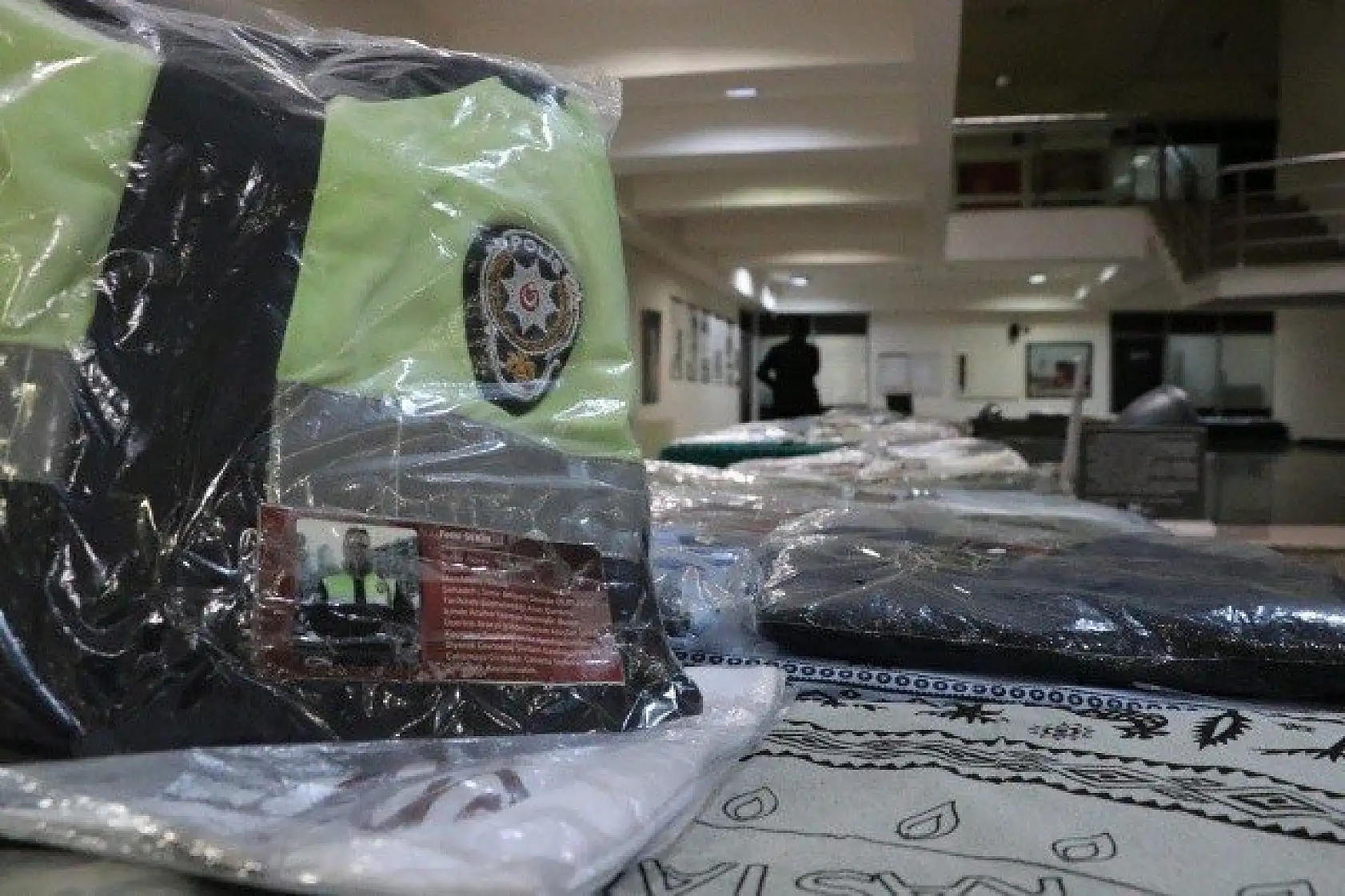 Bedirhan bebeğin zıbını da Yasin Börü'nün okul forması da bu sergide