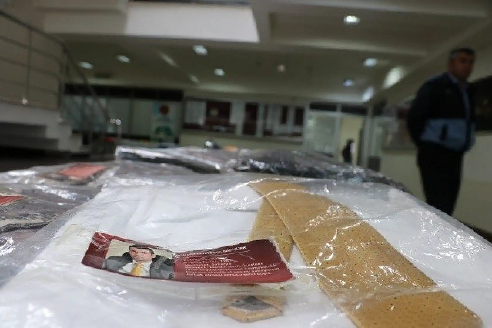 Bedirhan bebeğin zıbını da Yasin Börü'nün okul forması da bu sergide