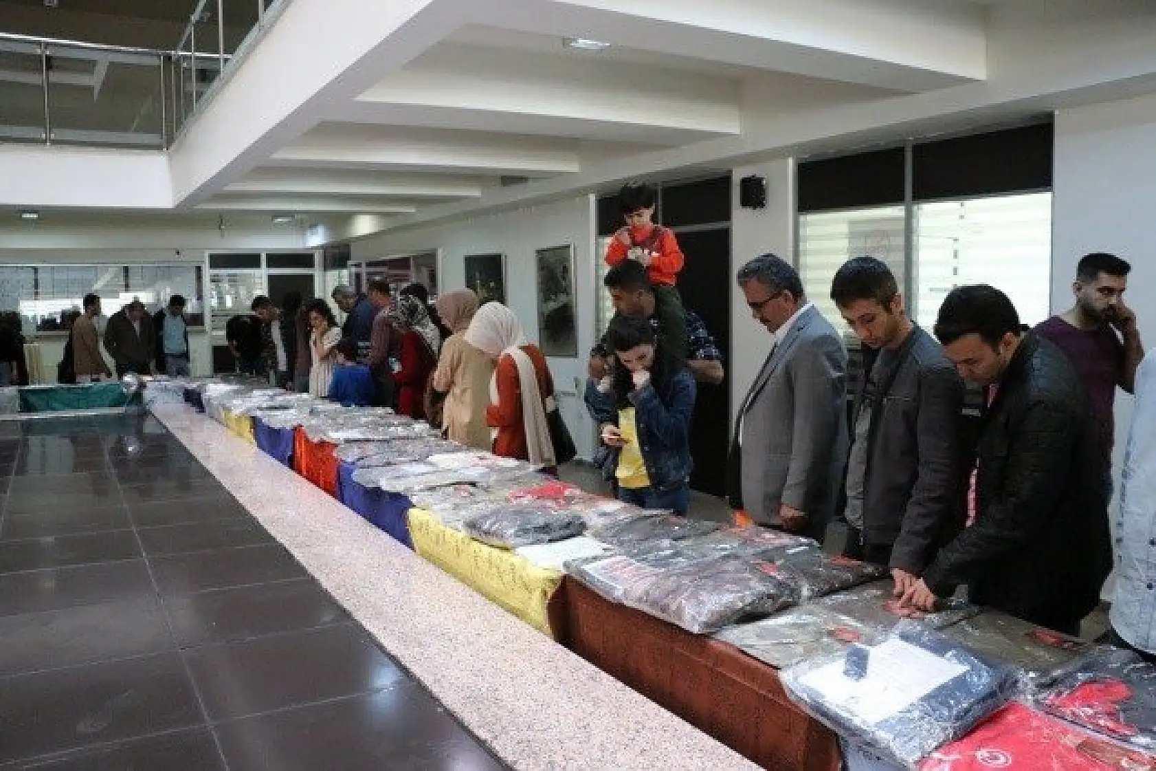 Bedirhan bebeğin zıbını da Yasin Börü'nün okul forması da bu sergide