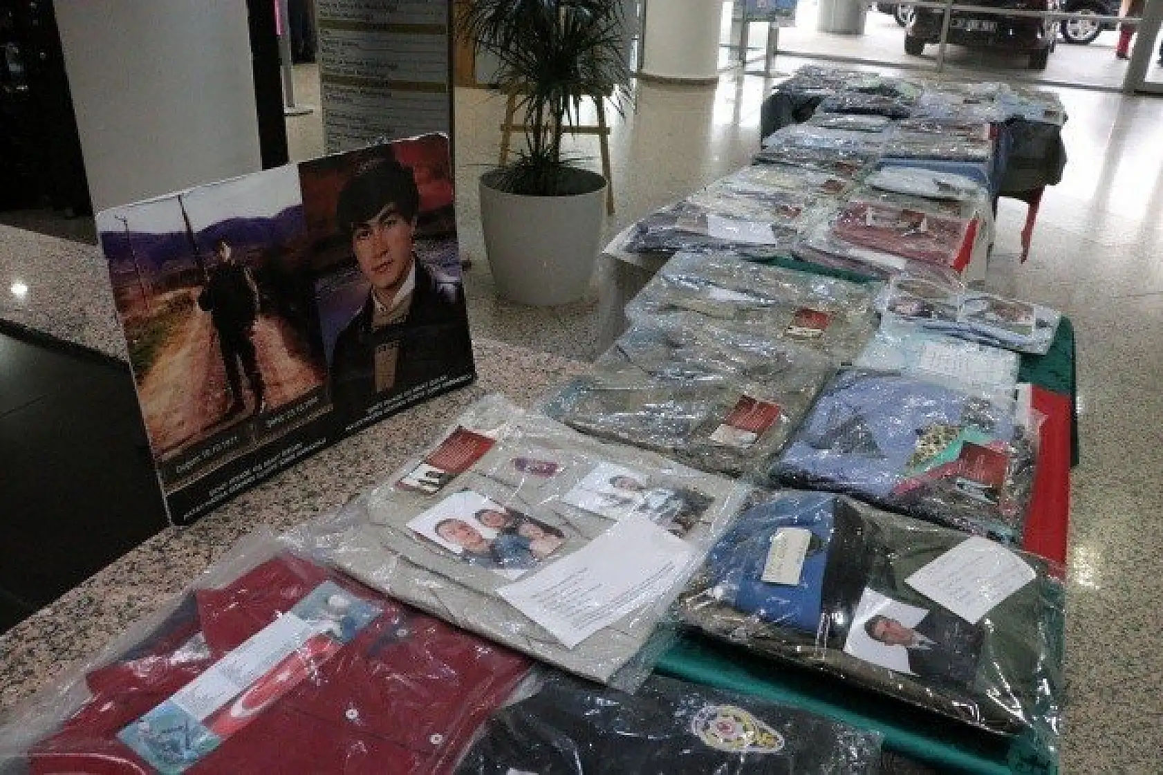 Bedirhan bebeğin zıbını da Yasin Börü'nün okul forması da bu sergide