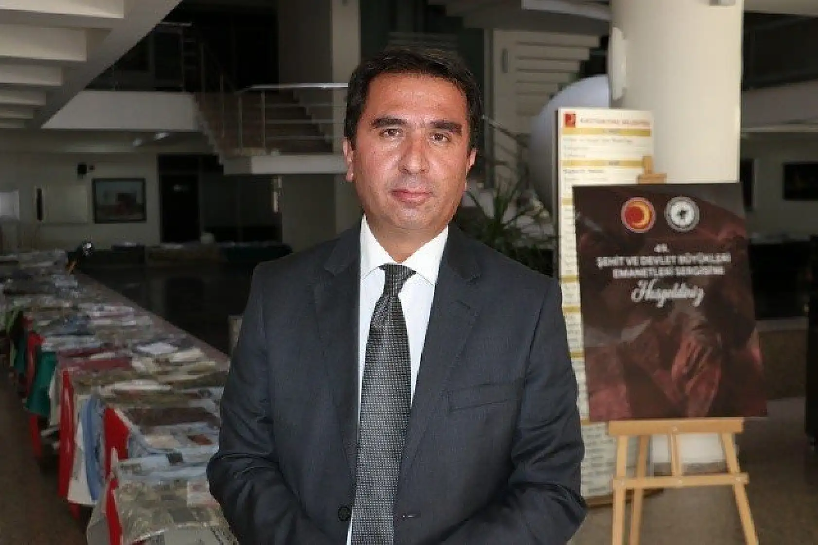 Bedirhan bebeğin zıbını da Yasin Börü'nün okul forması da bu sergide