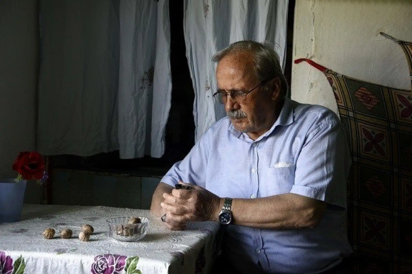 &quotKüçük sevimli misafirleri" evinin penceresinde ağırlıyor