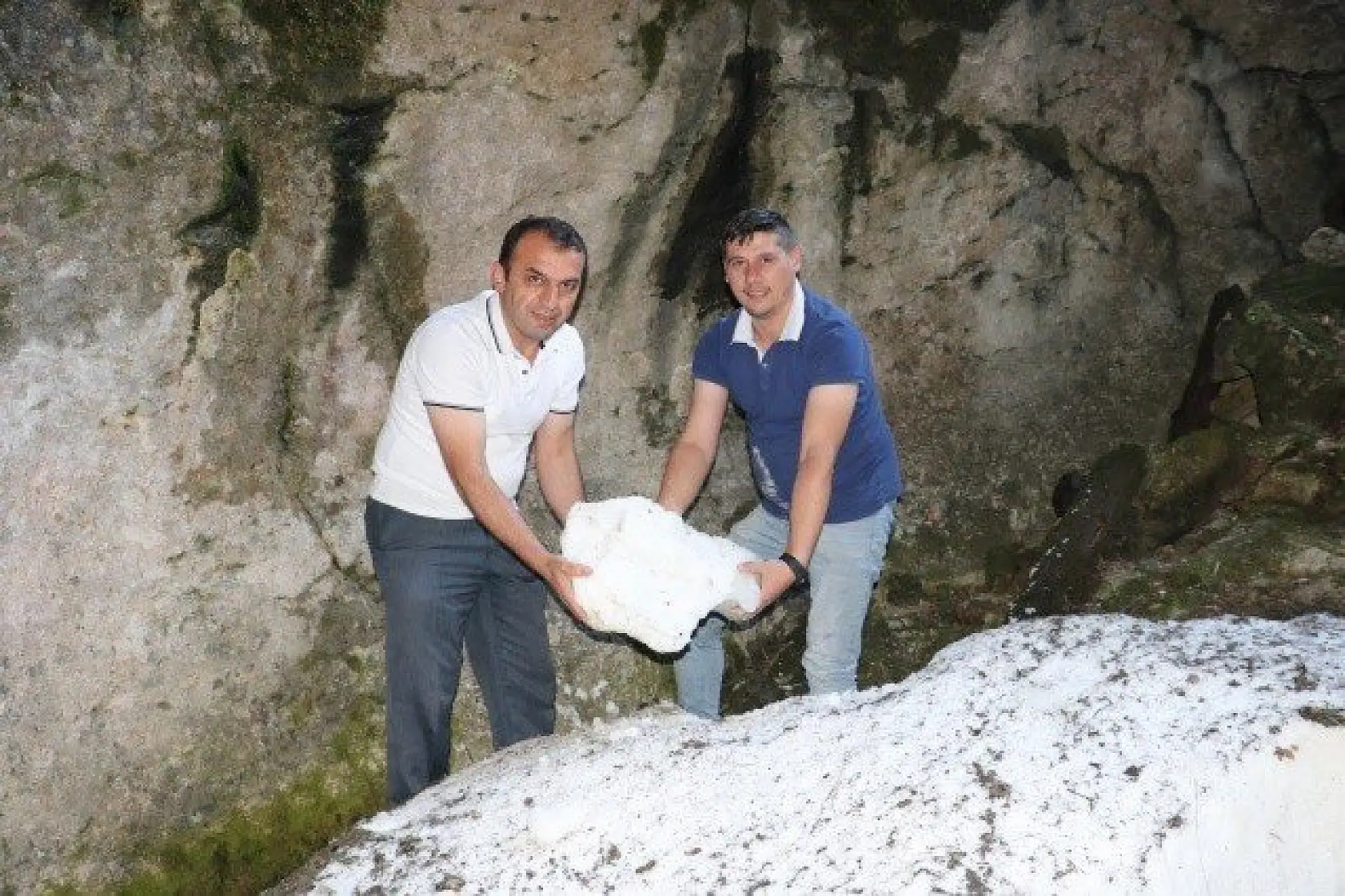 Karı ağustos sıcağında bile erimeyen mağara ilgi çekiyor