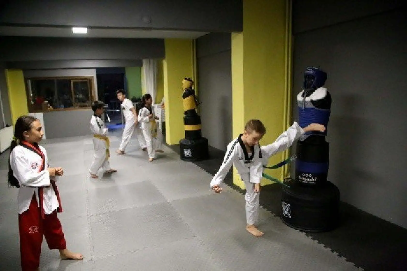 Kastamonu'da sporcular antrenman sonrası kitap okuyor