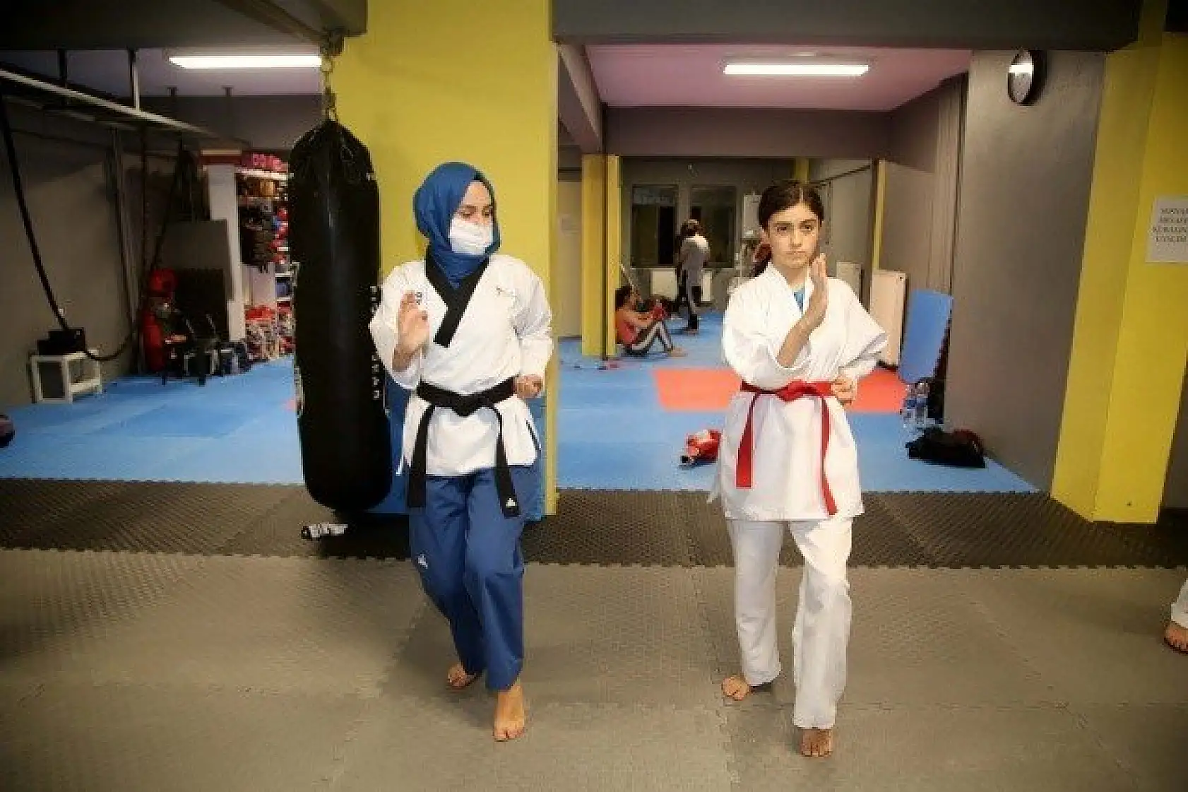 Kastamonu'da sporcular antrenman sonrası kitap okuyor