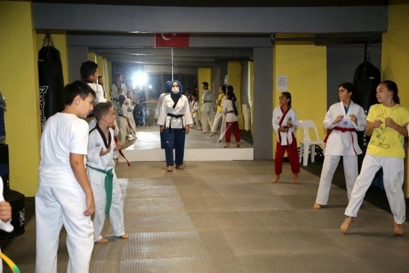 Kastamonu'da sporcular antrenman sonrası kitap okuyor