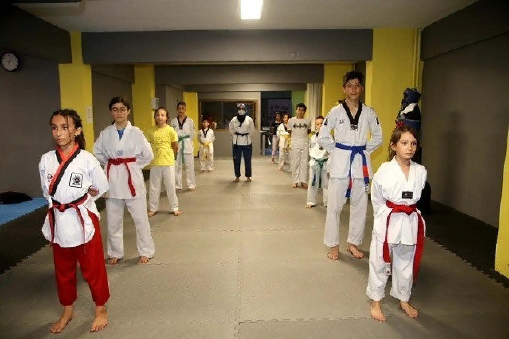 Kastamonu'da sporcular antrenman sonrası kitap okuyor