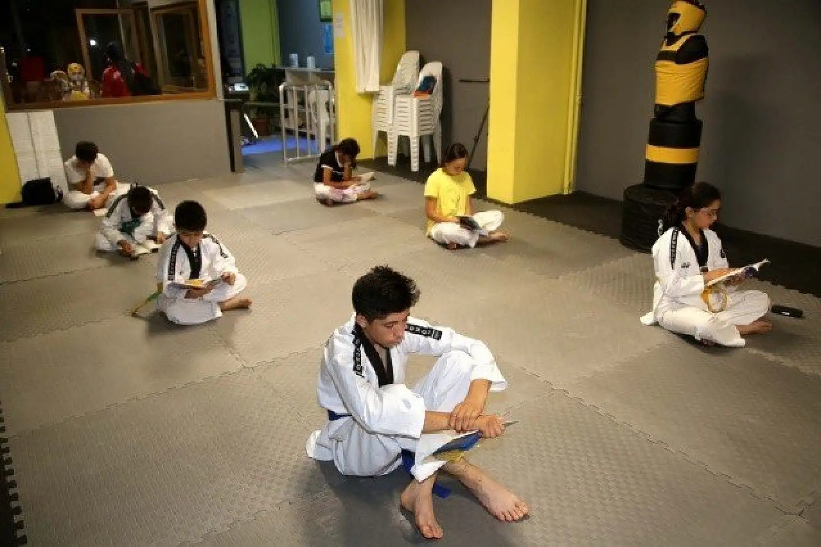 Kastamonu'da sporcular antrenman sonrası kitap okuyor