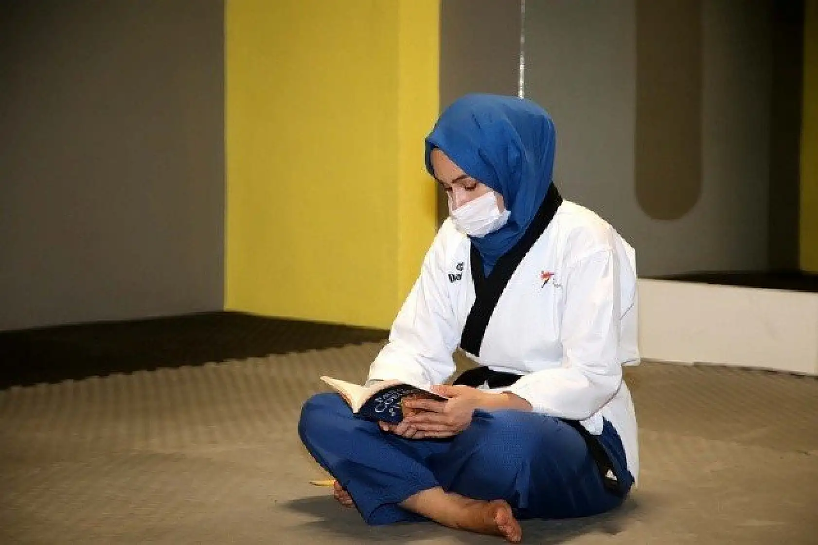 Kastamonu'da sporcular antrenman sonrası kitap okuyor