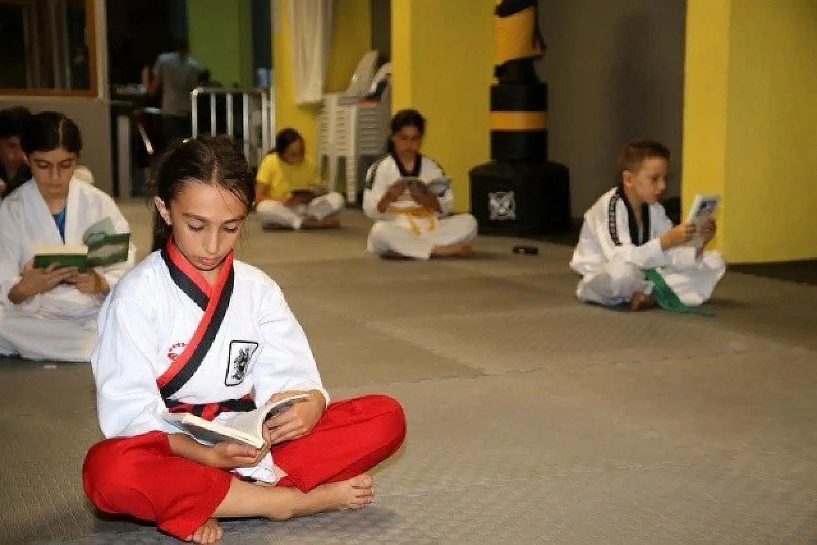 Kastamonu'da sporcular antrenman sonrası kitap okuyor