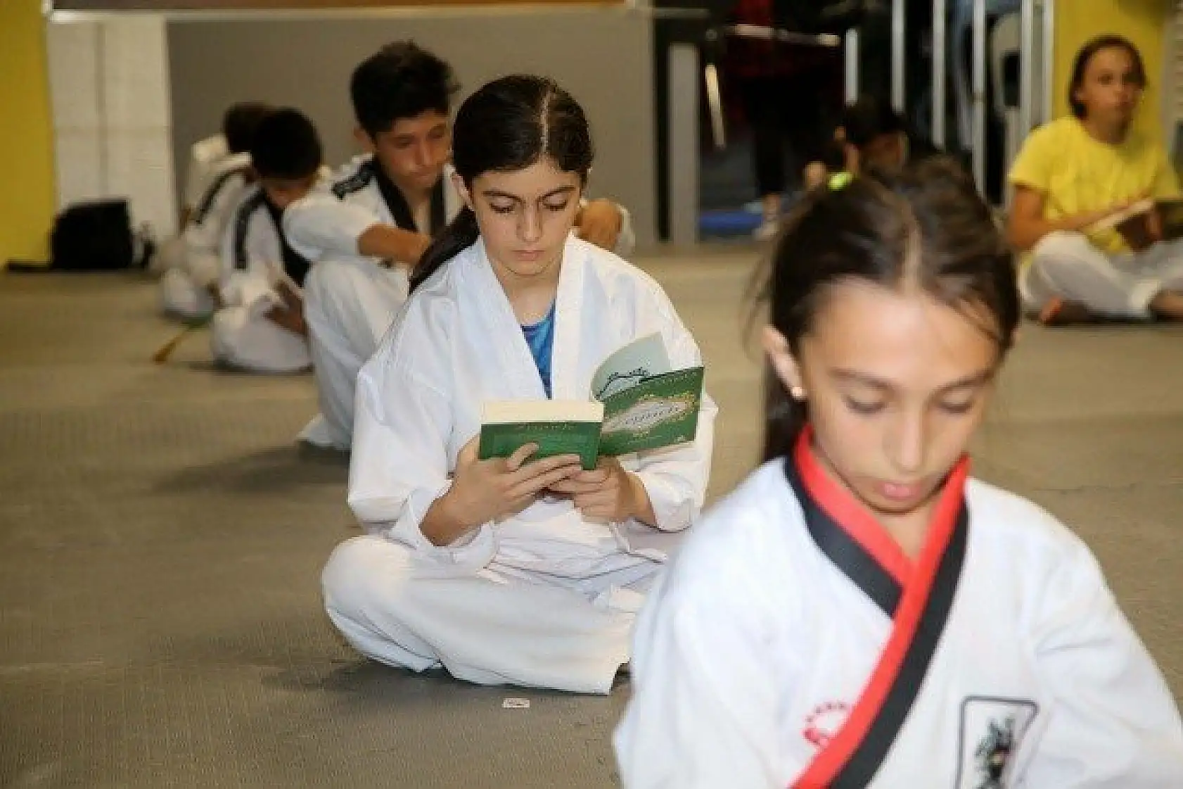 Kastamonu'da sporcular antrenman sonrası kitap okuyor