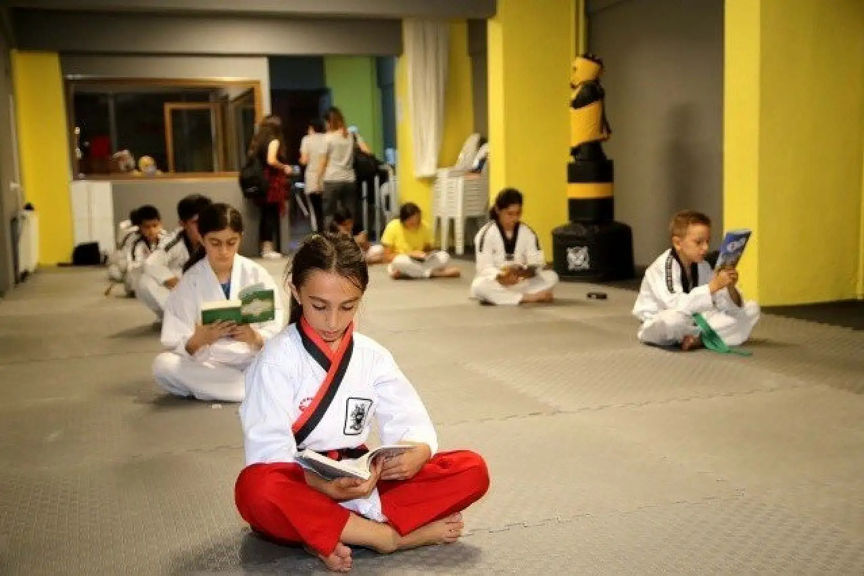 Kastamonu'da sporcular antrenman sonrası kitap okuyor