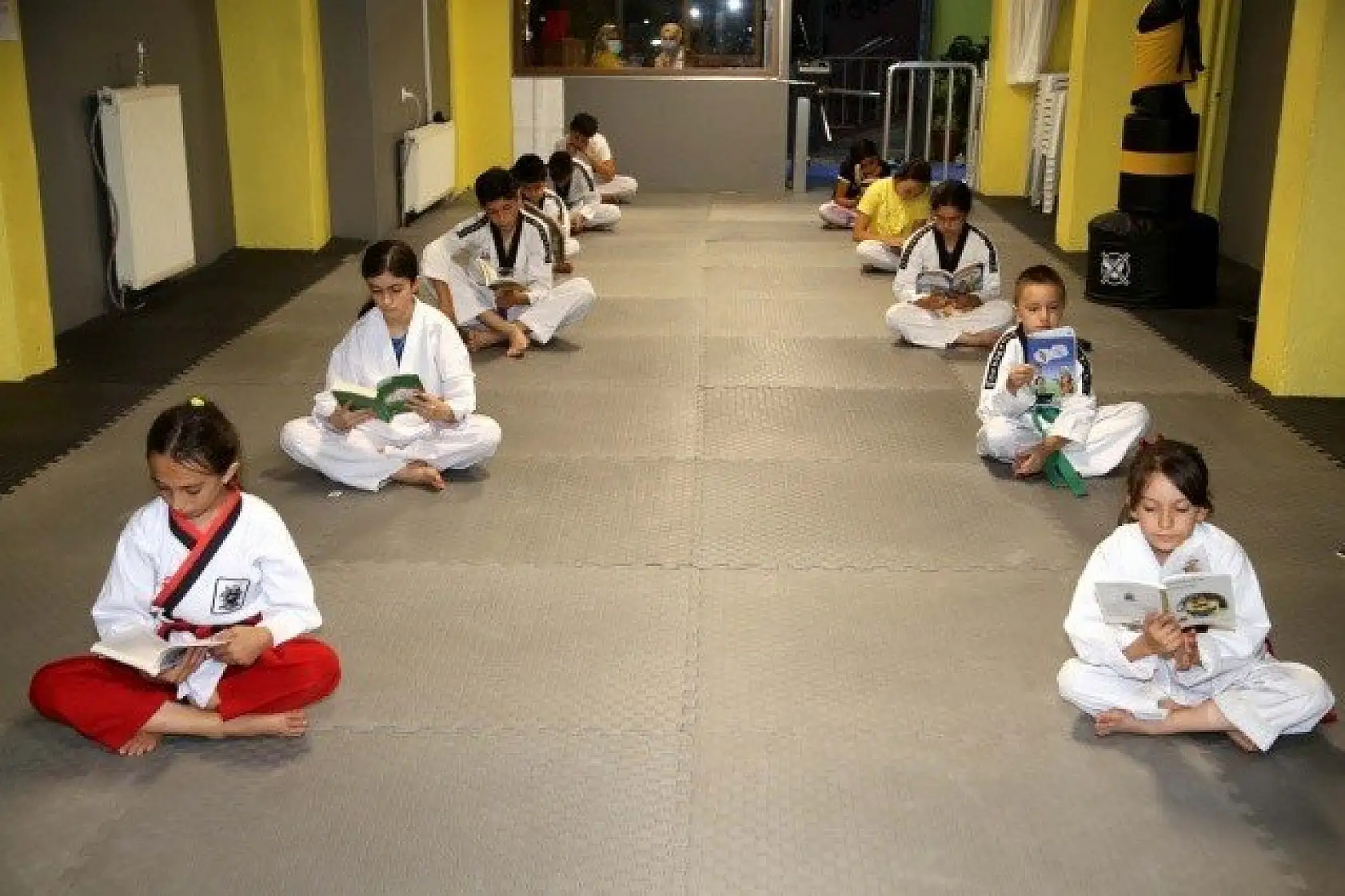 Kastamonu'da sporcular antrenman sonrası kitap okuyor