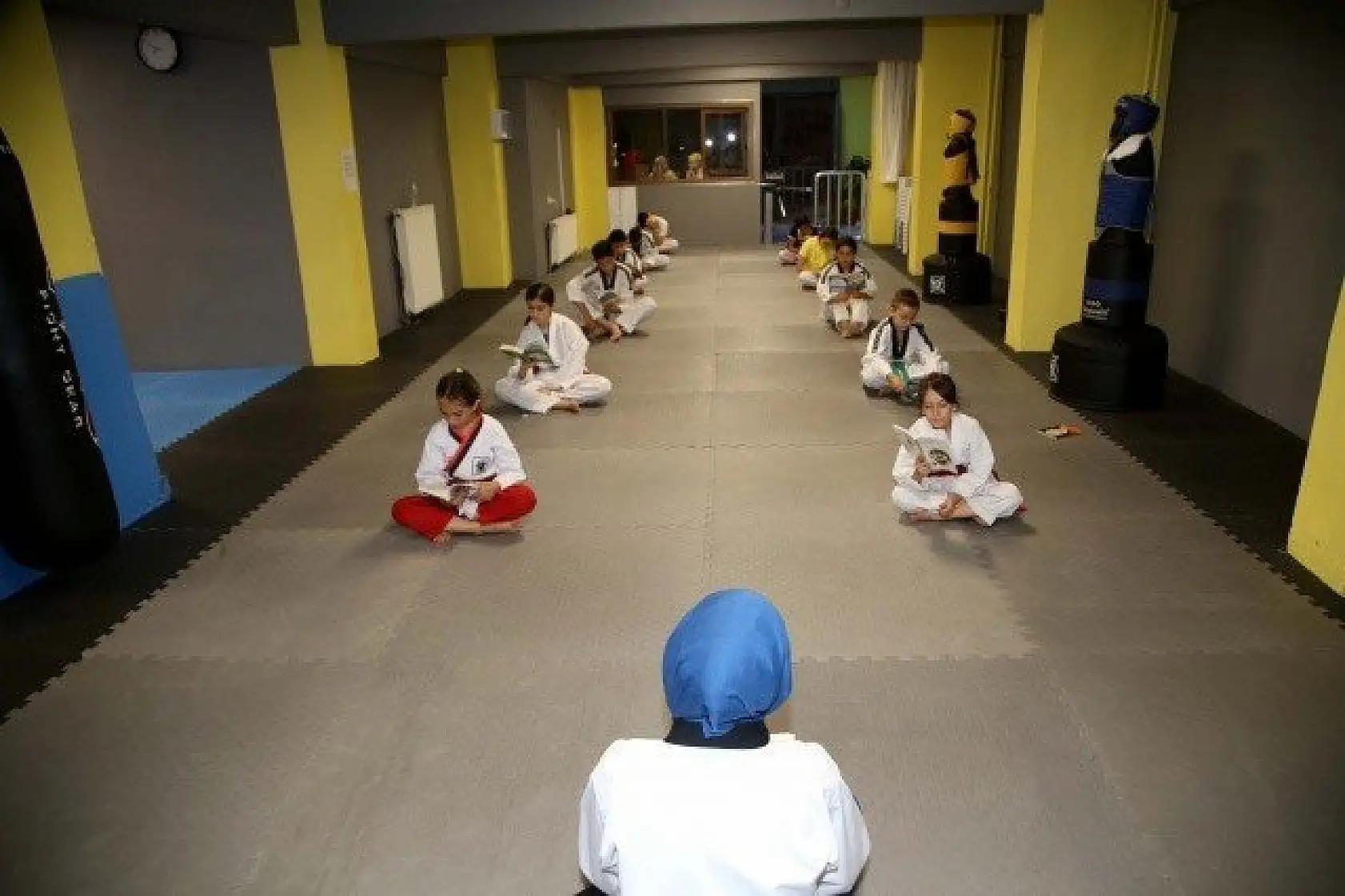 Kastamonu'da sporcular antrenman sonrası kitap okuyor