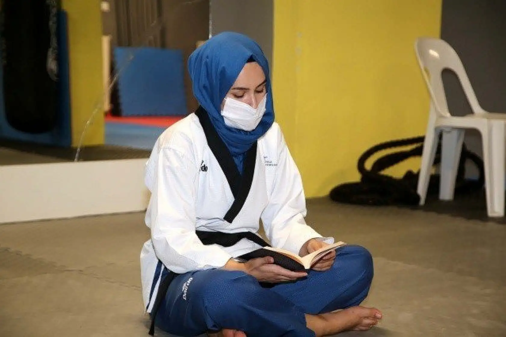 Kastamonu'da sporcular antrenman sonrası kitap okuyor