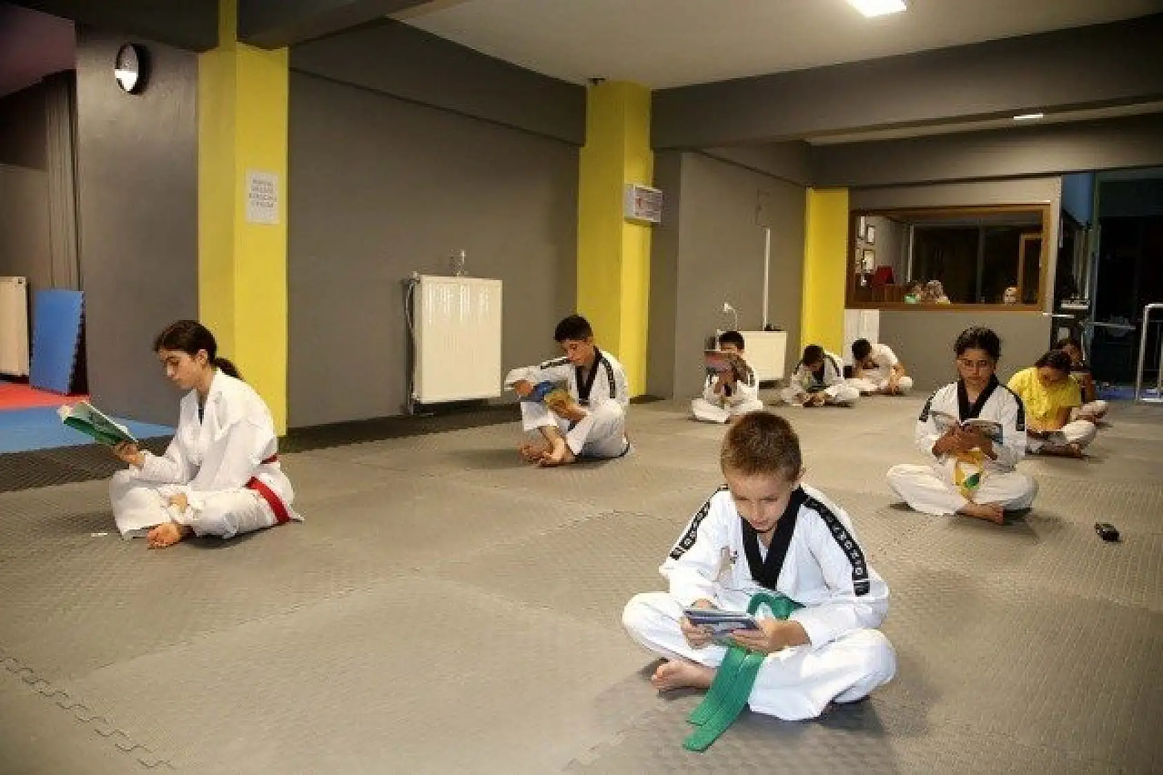 Kastamonu'da sporcular antrenman sonrası kitap okuyor