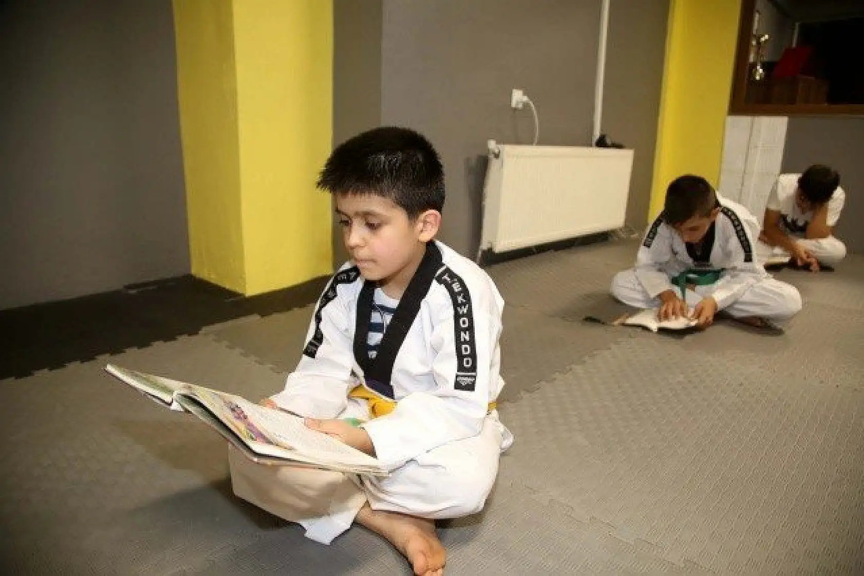 Kastamonu'da sporcular antrenman sonrası kitap okuyor