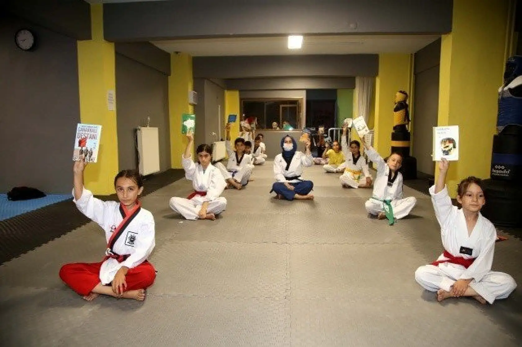 Kastamonu'da sporcular antrenman sonrası kitap okuyor