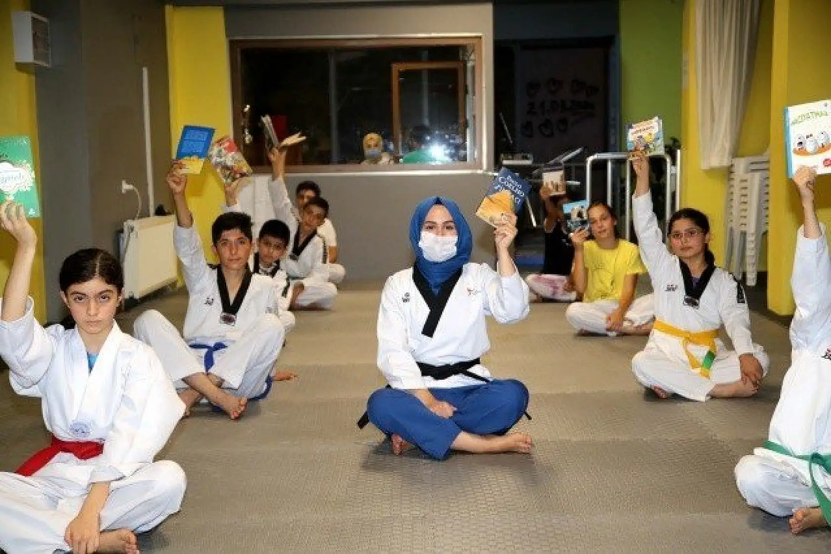 Kastamonu'da sporcular antrenman sonrası kitap okuyor