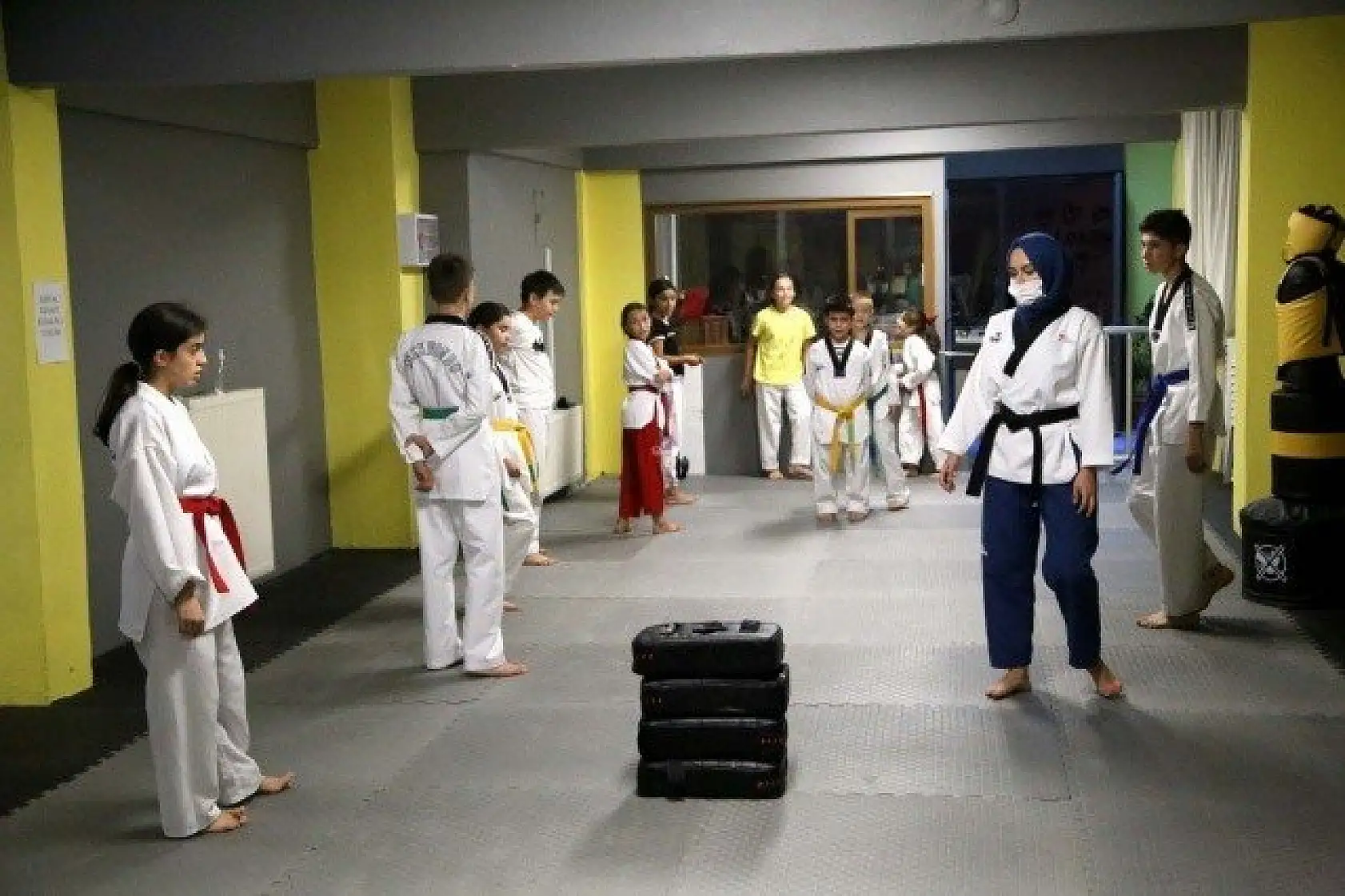 Kastamonu'da sporcular antrenman sonrası kitap okuyor