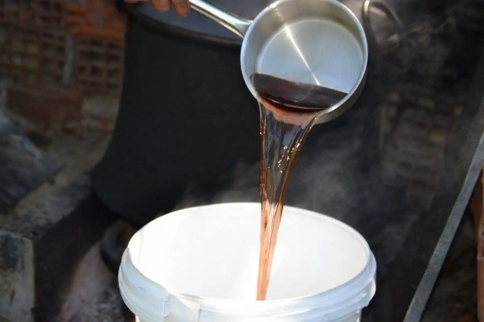 Çam kozalağından üretilen pekmez ilgi görüyor