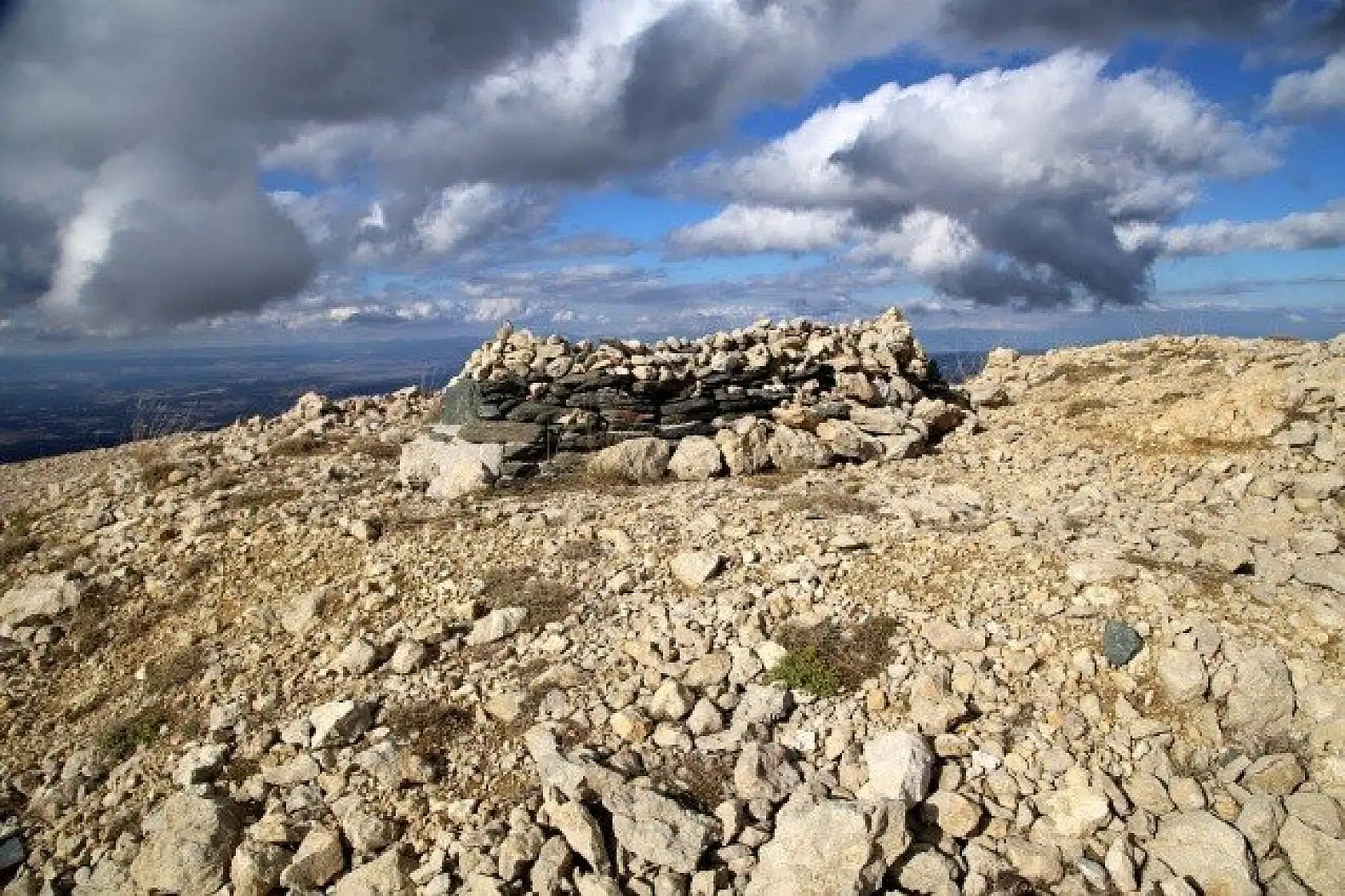 Ilgaz Dağı'nın zirvesindeki mezarlar dikkat çekiyor