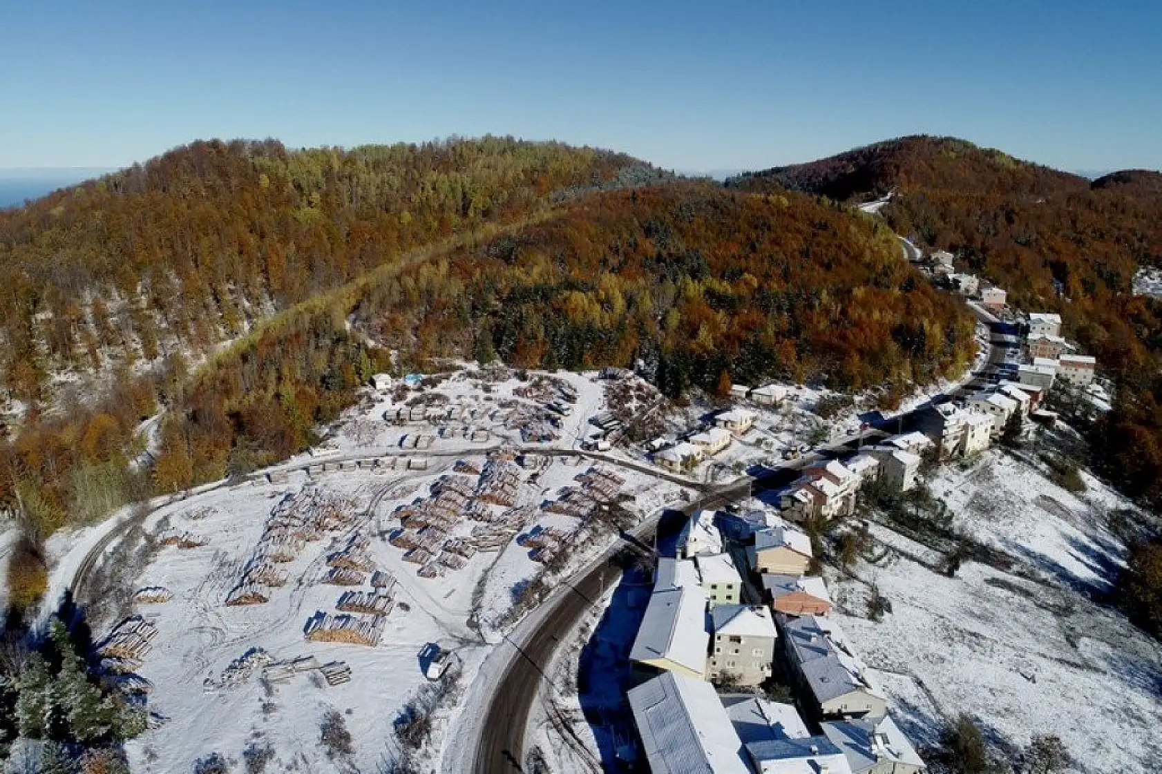 Küre Dağları'nın bir yanı sonbahar bir yanı kış