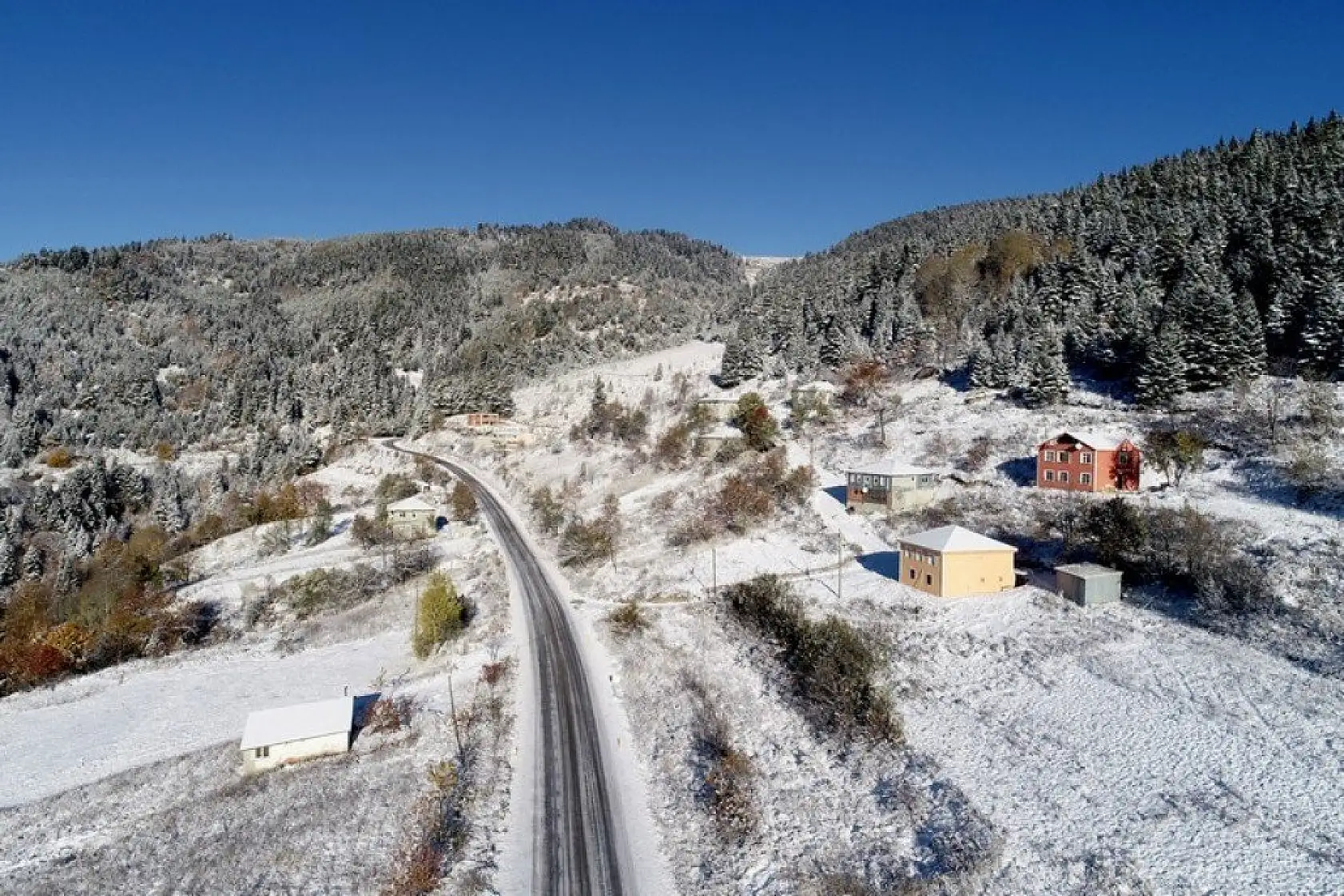 Küre Dağları'nın bir yanı sonbahar bir yanı kış