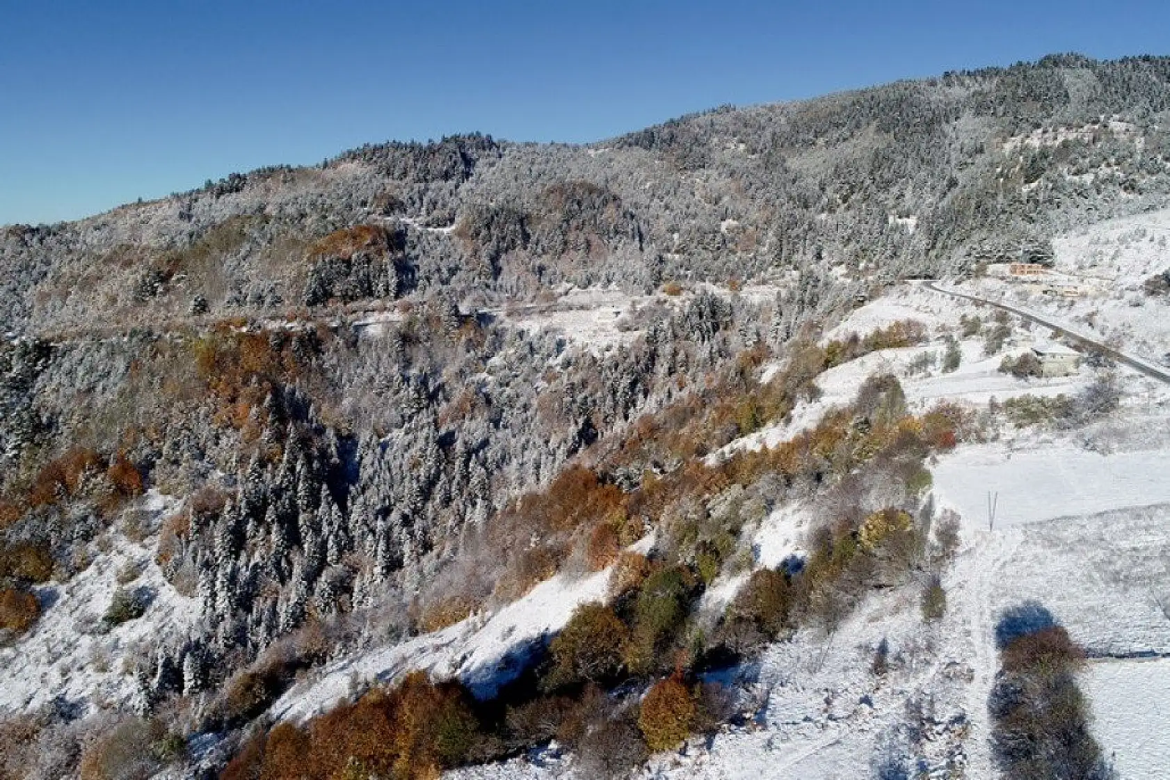 Küre Dağları'nın bir yanı sonbahar bir yanı kış