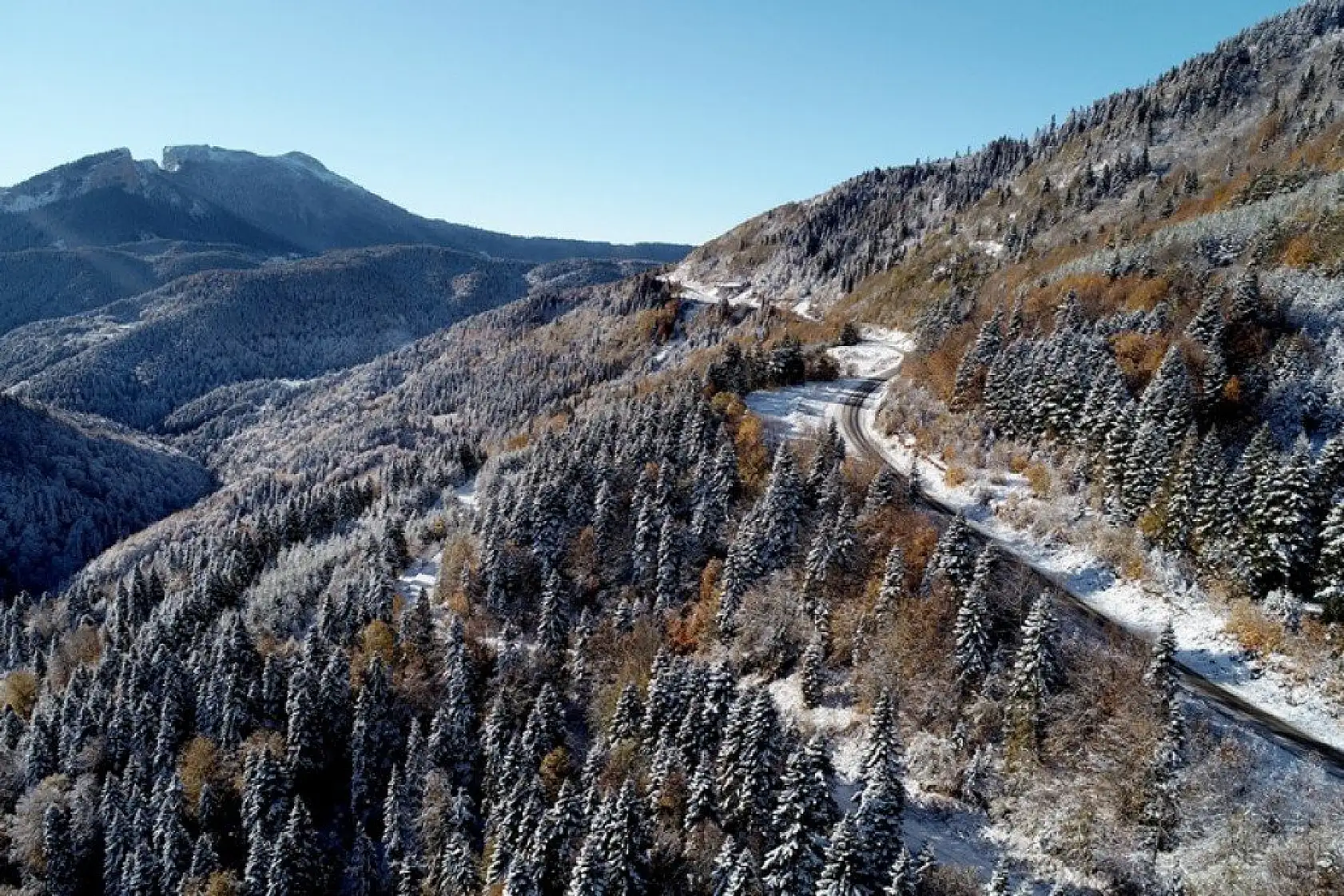 Küre Dağları'nın bir yanı sonbahar bir yanı kış