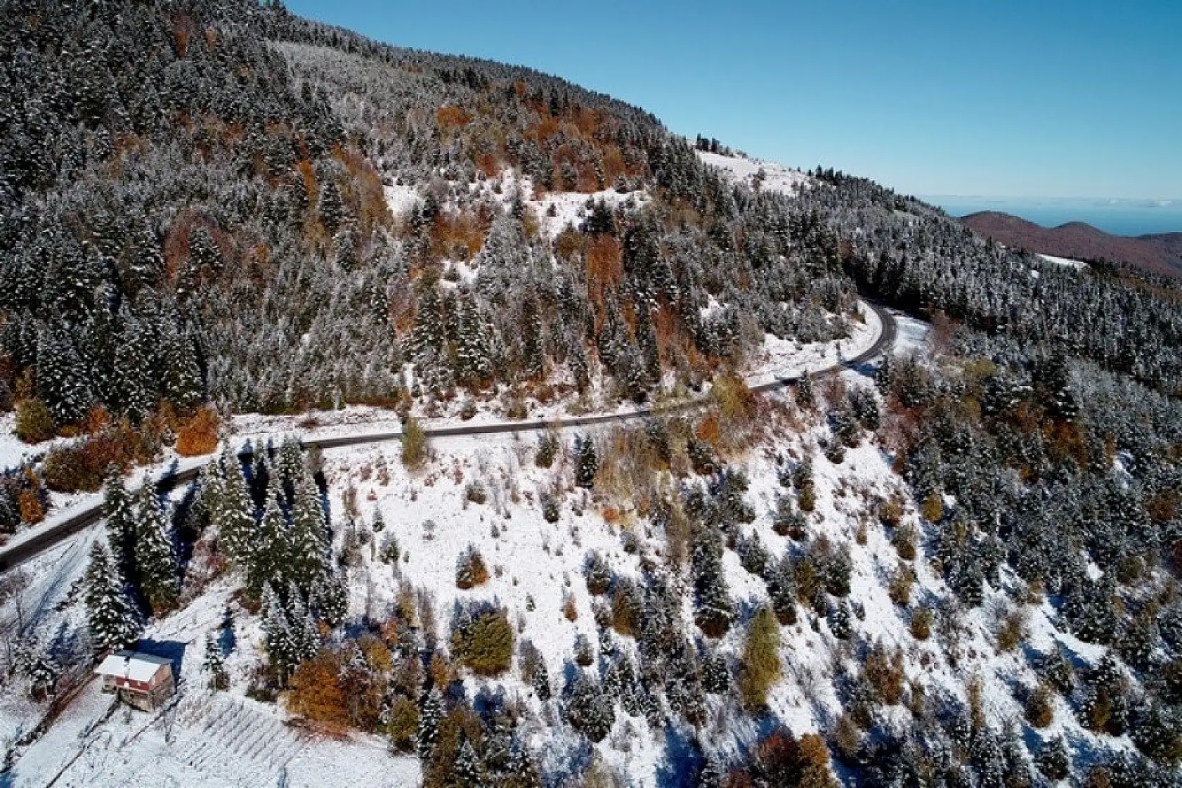 Küre Dağları'nın bir yanı sonbahar bir yanı kış