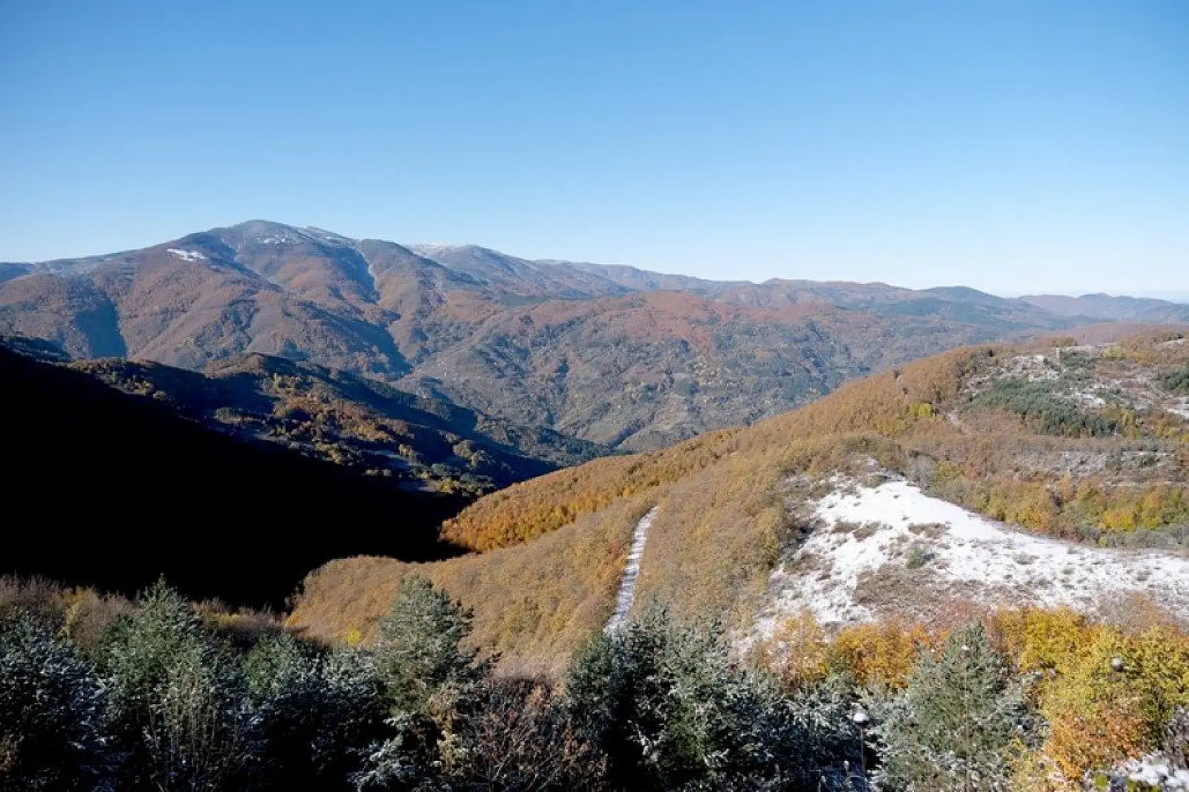 Küre Dağları'nın bir yanı sonbahar bir yanı kış