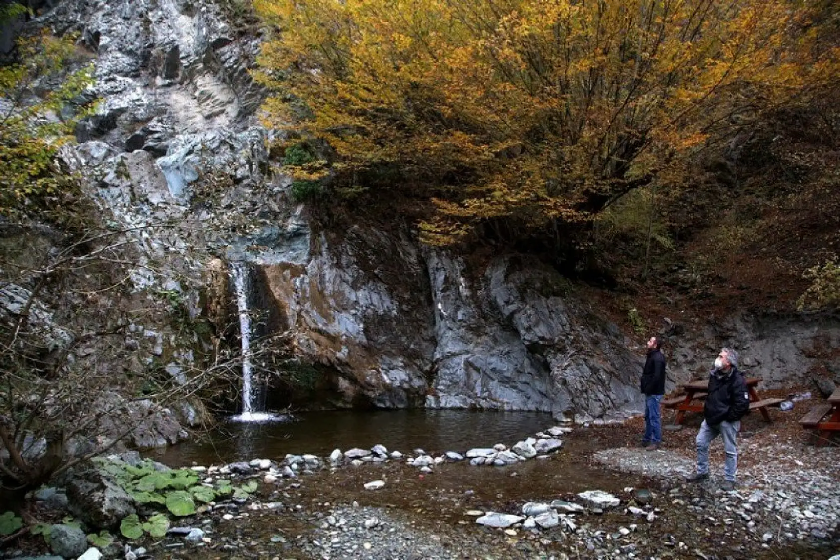 Gürleyik Şelalesi hazan renkleriyle görsel şölen sunuyor