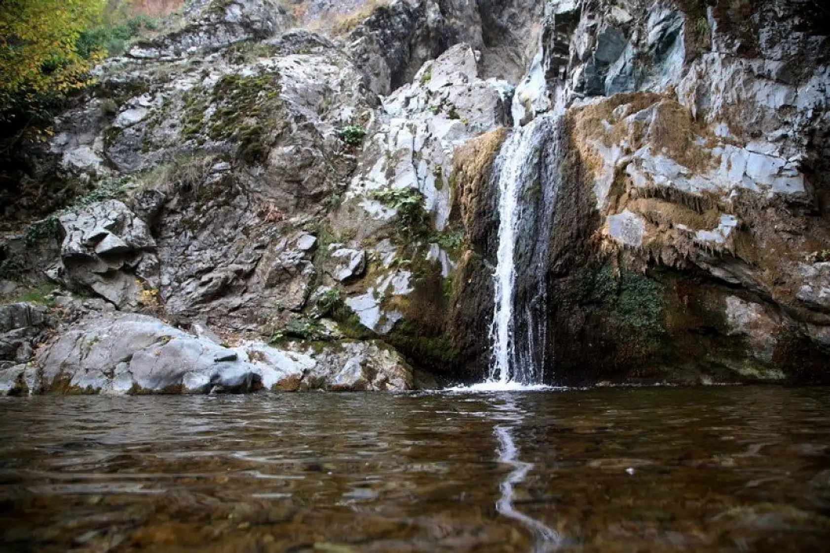 Gürleyik Şelalesi hazan renkleriyle görsel şölen sunuyor