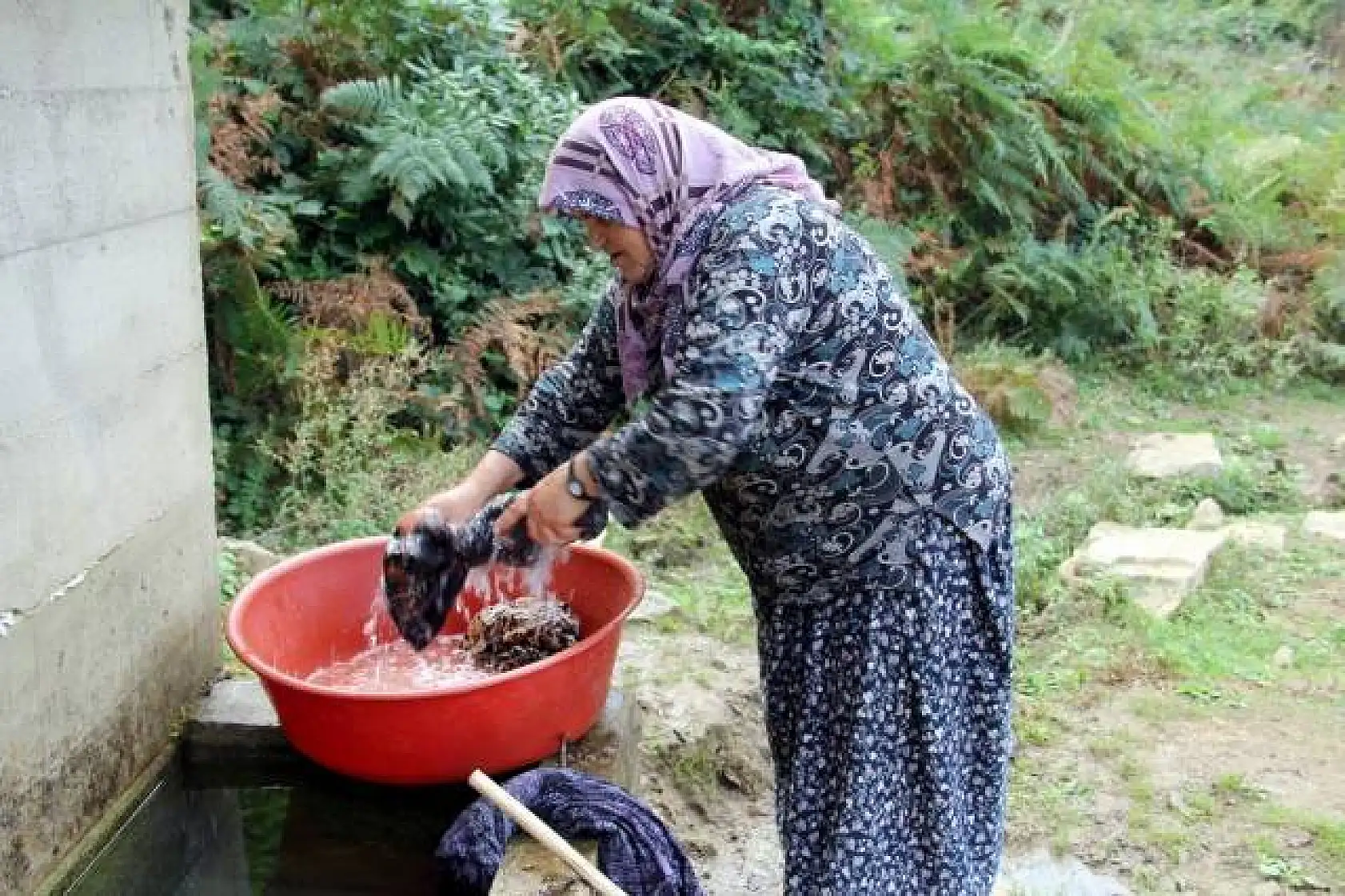 Evlerine eşeklerle su taşıyorlar