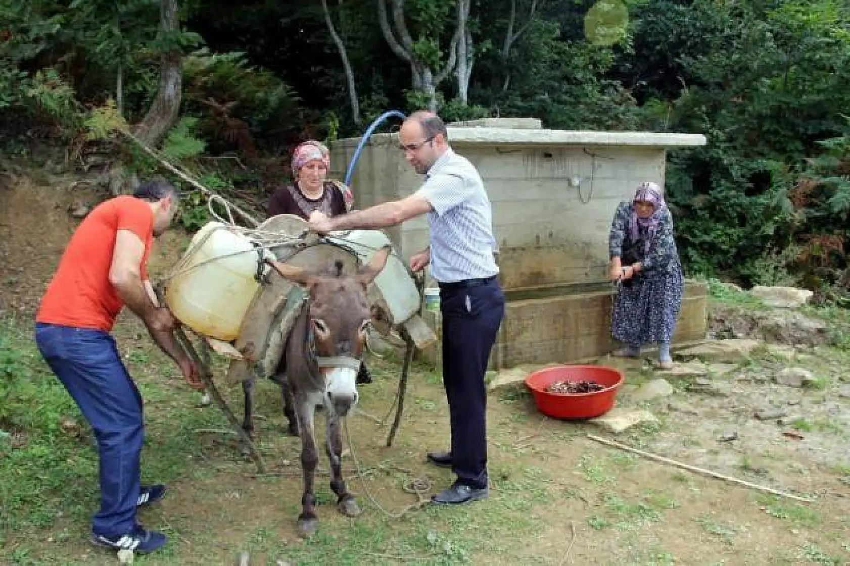 Evlerine eşeklerle su taşıyorlar