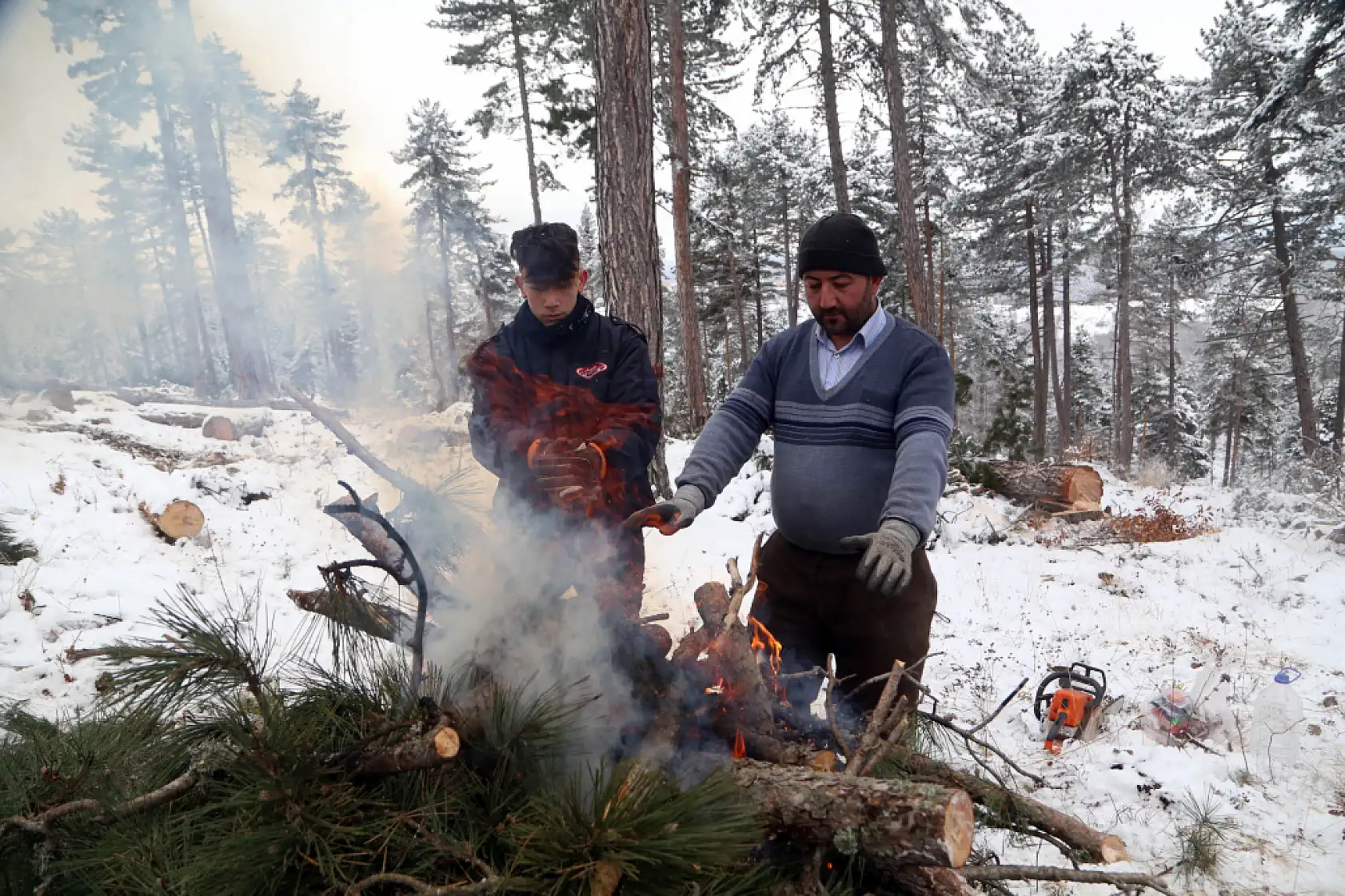 Zorlu şartlarda ekmeklerini ormandan çıkarıyorlar