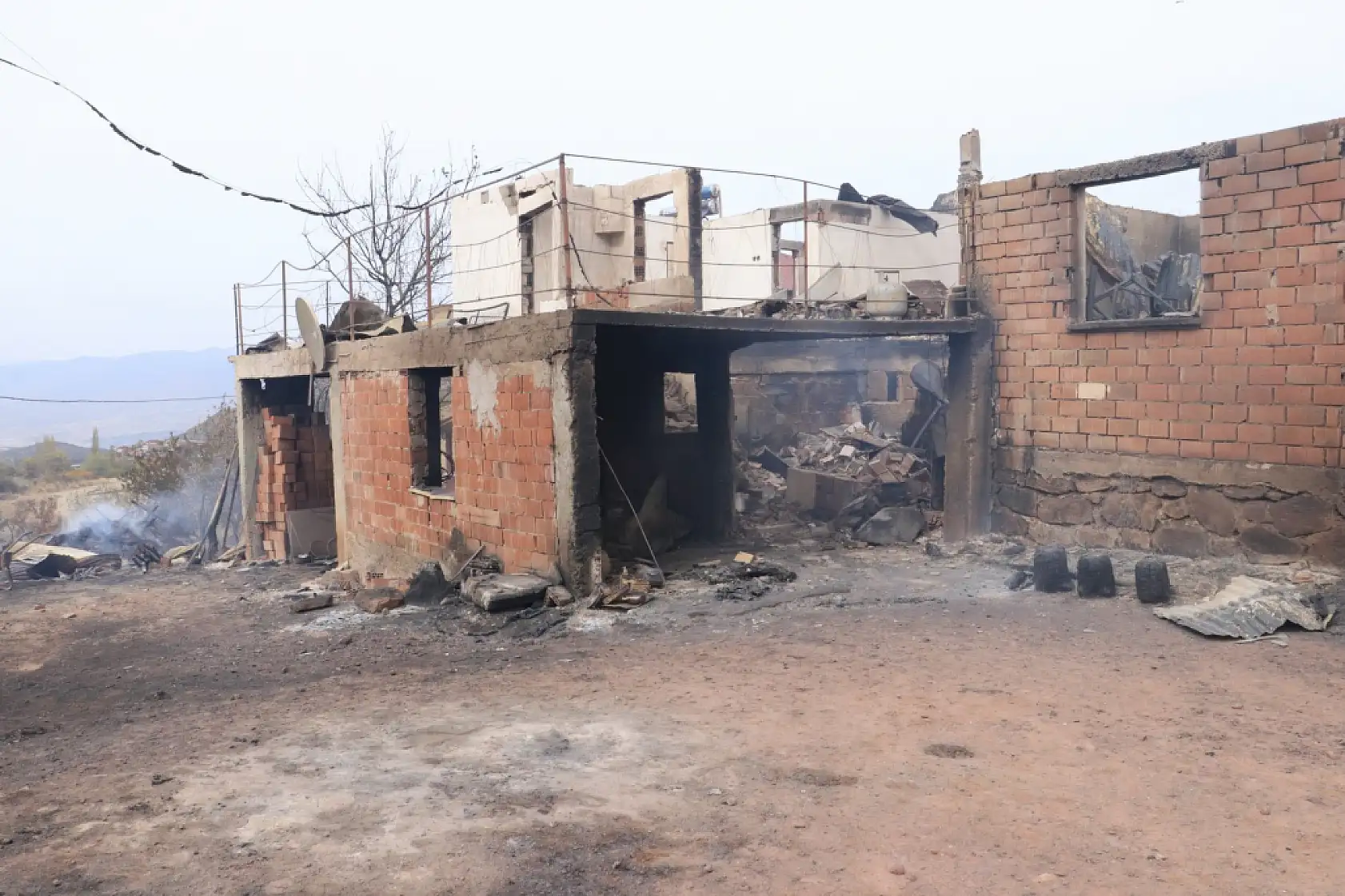 47 evin yandığı yangından geriye kalanlar!