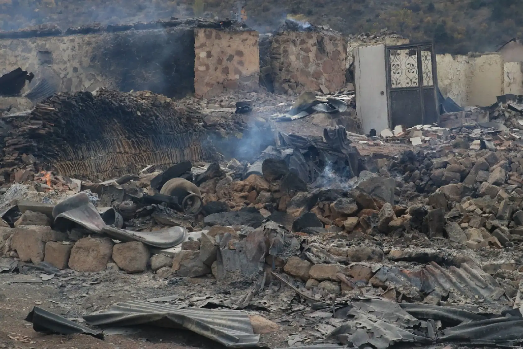 47 evin yandığı yangından geriye kalanlar!