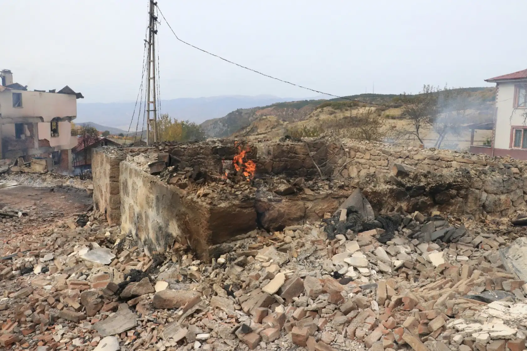 47 evin yandığı yangından geriye kalanlar!