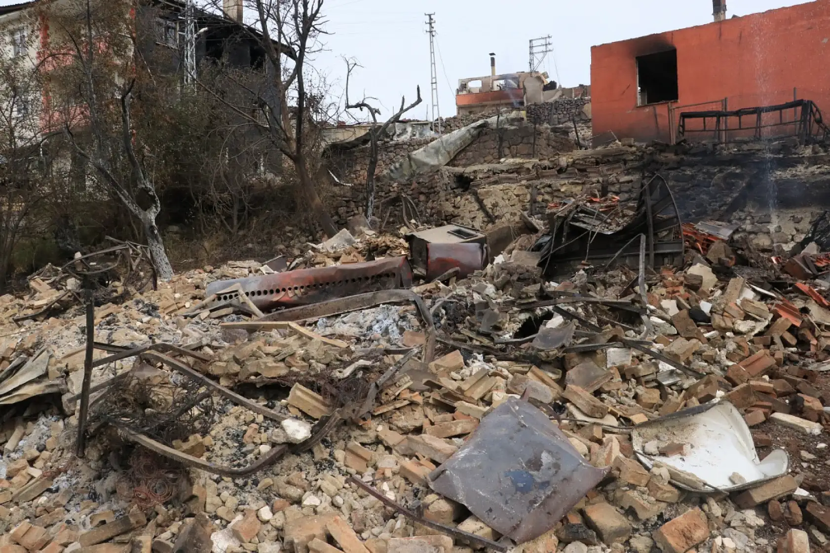 47 evin yandığı yangından geriye kalanlar!