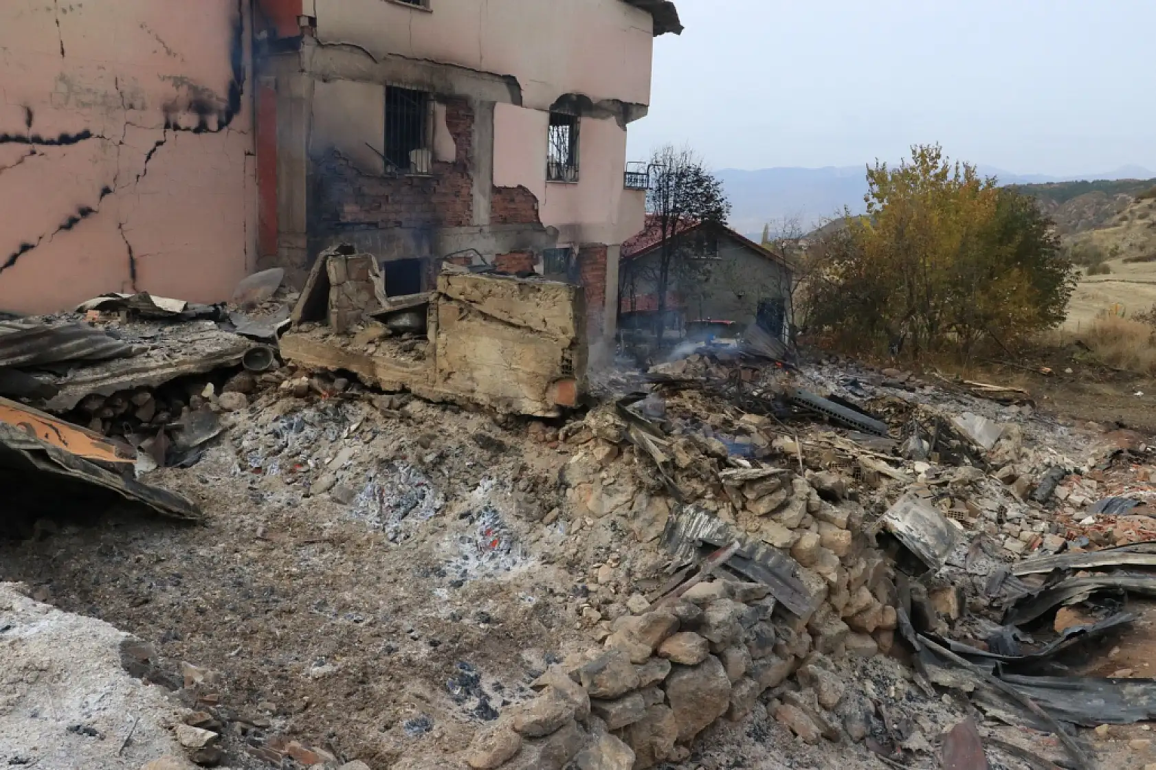 47 evin yandığı yangından geriye kalanlar!