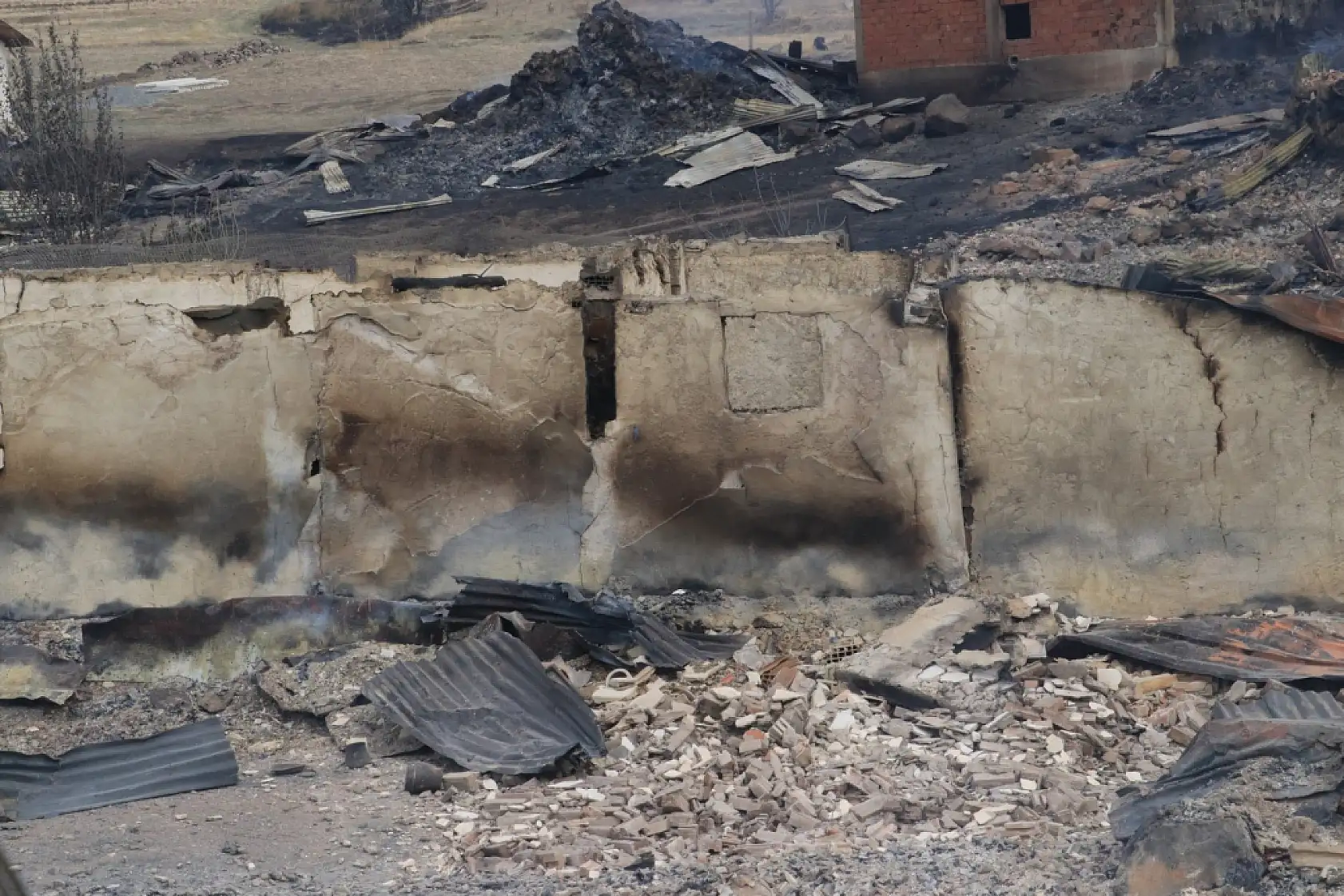 47 evin yandığı yangından geriye kalanlar!